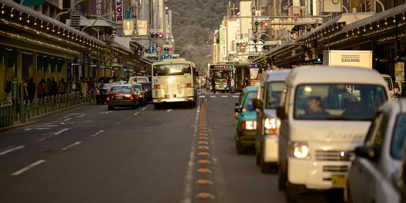 育儿服务专家雷斯顿宝贝测评：新生儿安全座椅选购指南，i-Size认证与反向安装要点解析